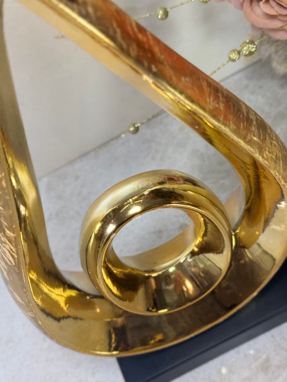 Statue Moderne Élégante Dorée Forme Goutte d’Eau – Socle Noir