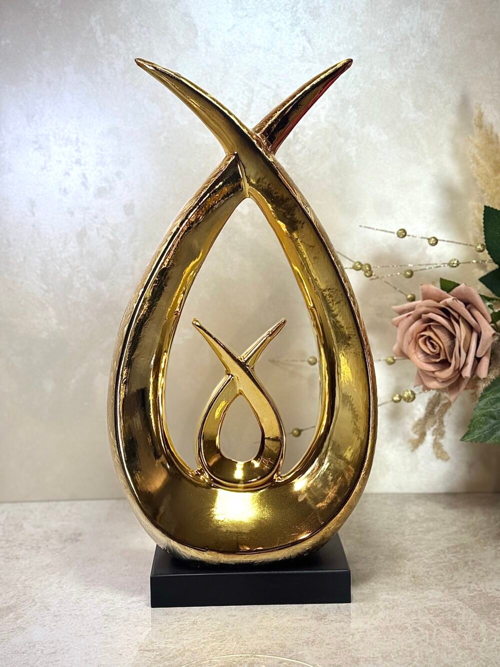 Statue Décorative Dorée Forme Gamma – Socle Noir, Design Moderne et Abstrait