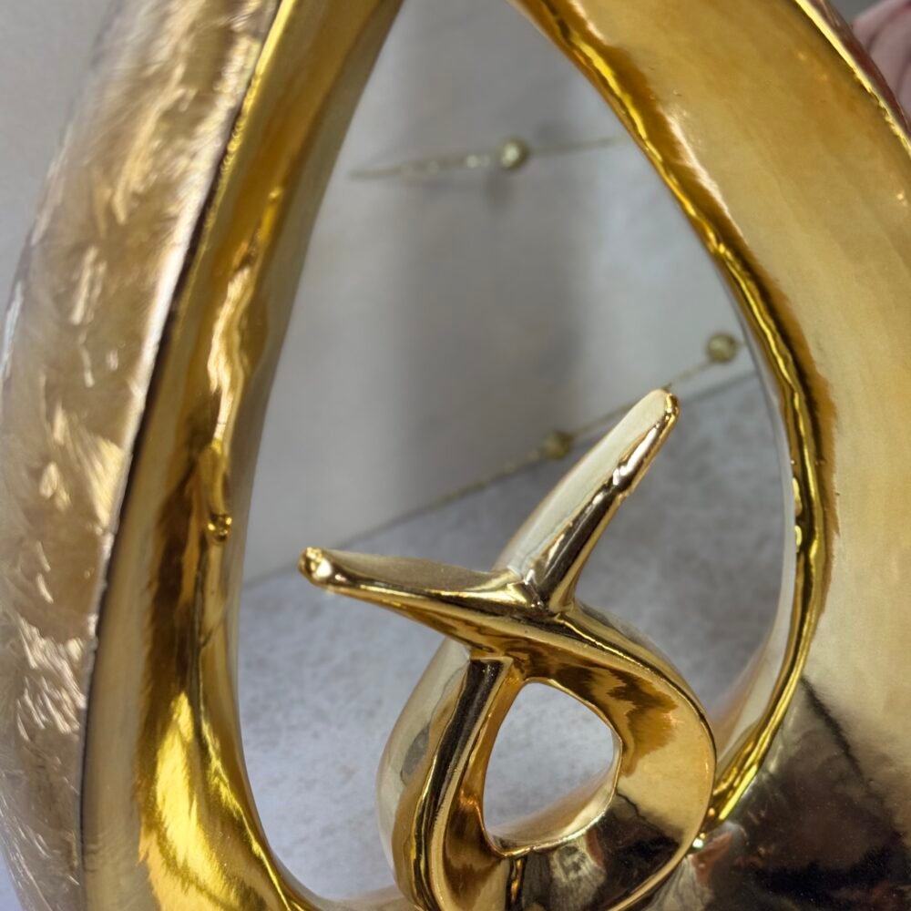 Statue Décorative Dorée Forme Gamma – Socle Noir, Design Moderne et Abstrait