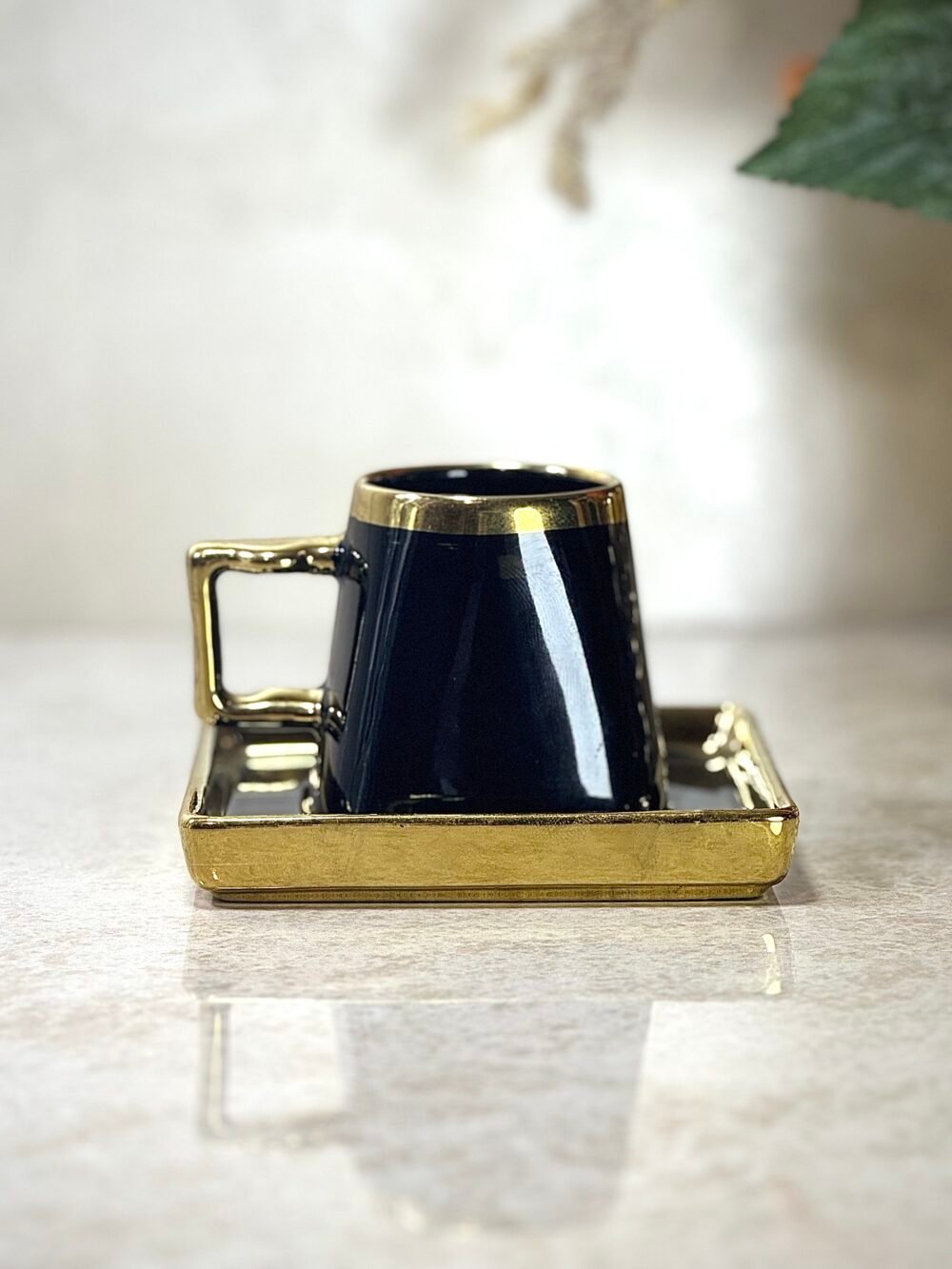 Ensemble de 6 Tasses à Café et Sous-Tasses Carrées Noir et Doré – Design Élégant et Moderne