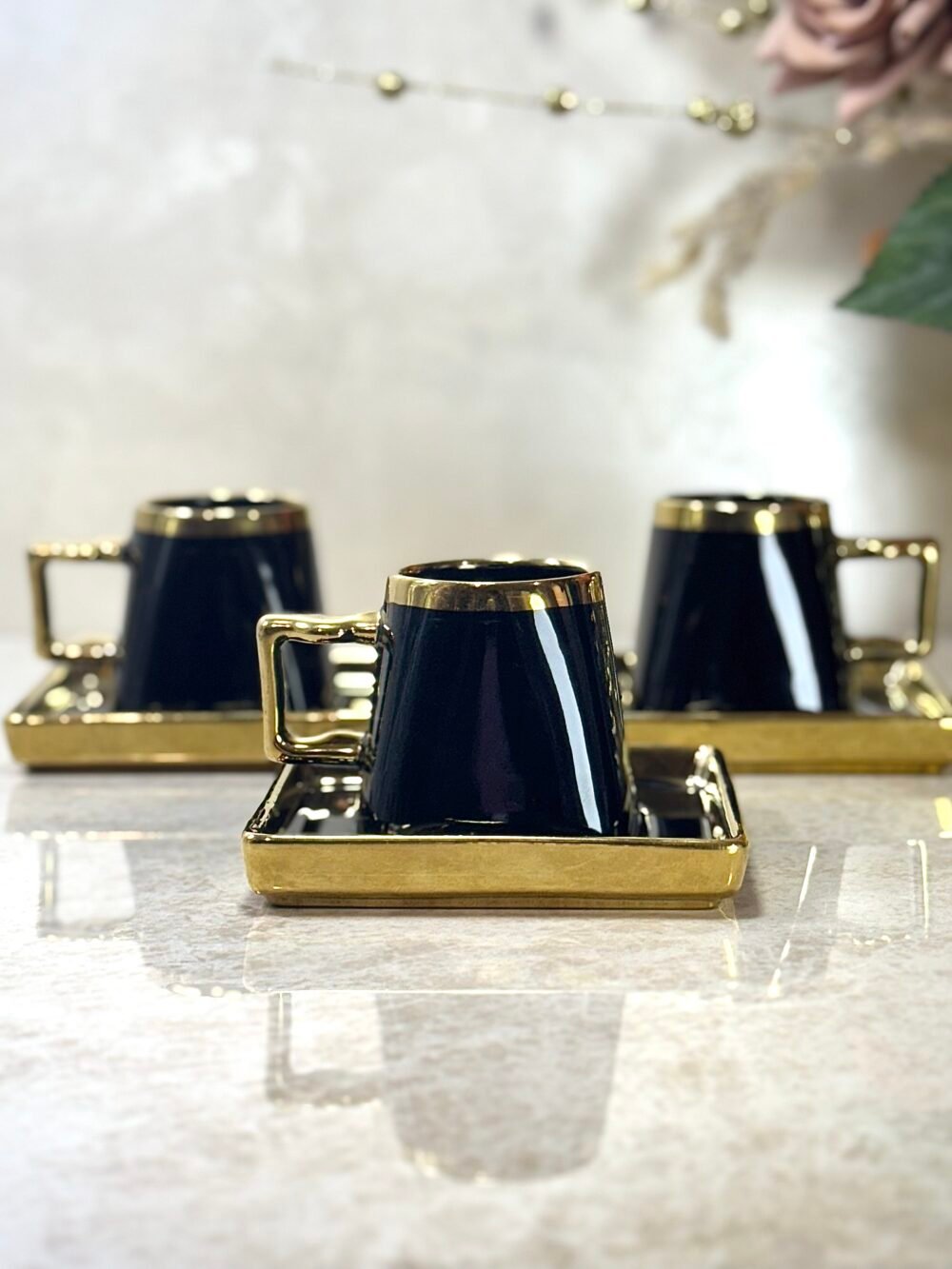 Ensemble de 6 Tasses à Café et Sous-Tasses Carrées Noir et Doré – Design Élégant et Moderne