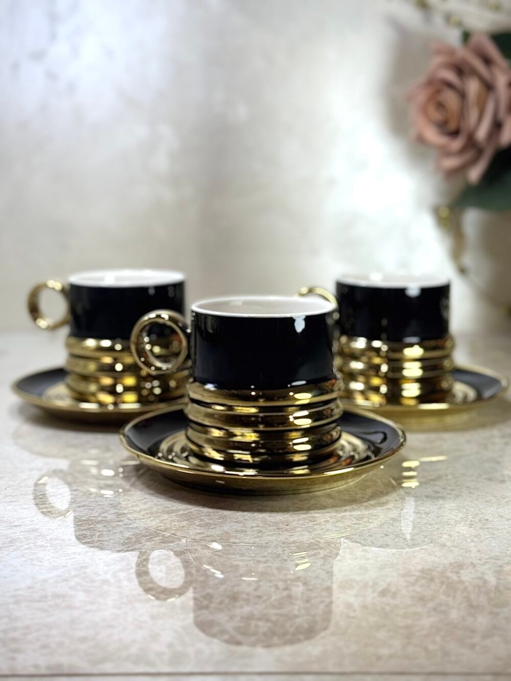 Ensemble de 6 Tasses à Café Modernes Noir et Doré avec Sous-Tasses – Élégance Contemporaine