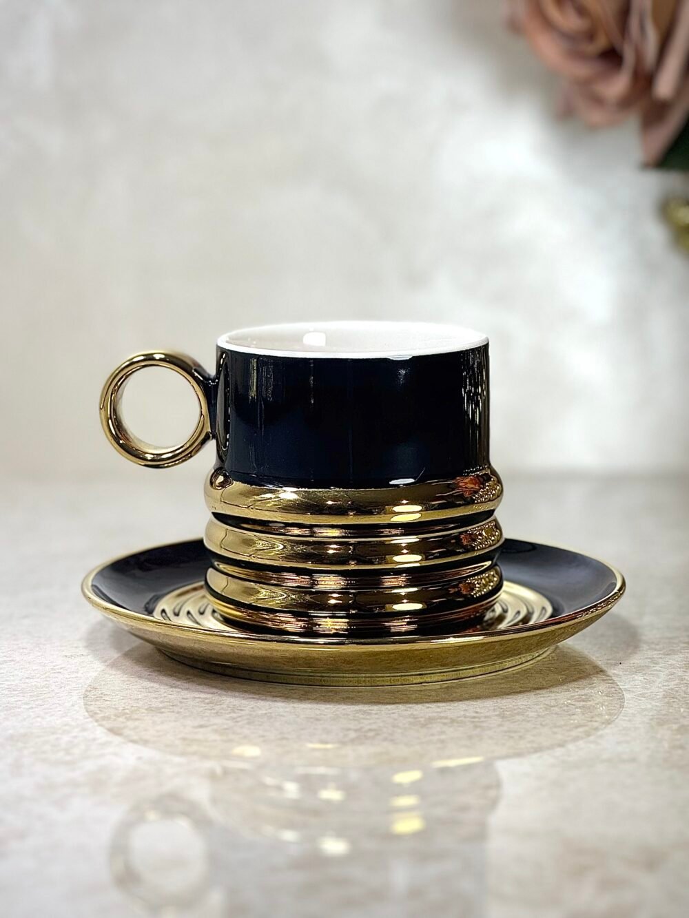 Ensemble de 6 Tasses à Café Modernes Noir et Doré avec Sous-Tasses – Élégance Contemporaine