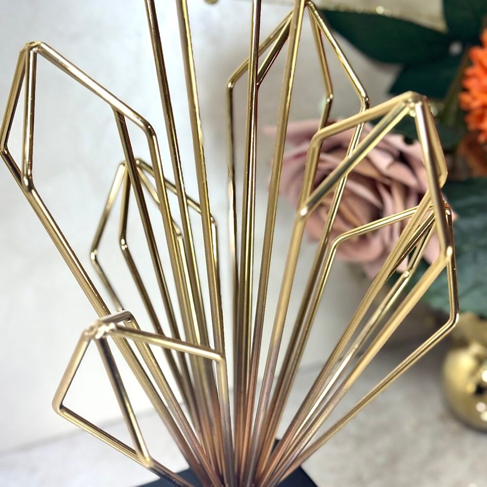 Statue Décorative en Métal Forme Cristal avec Socle Noir – Élément Moderne et Élégant