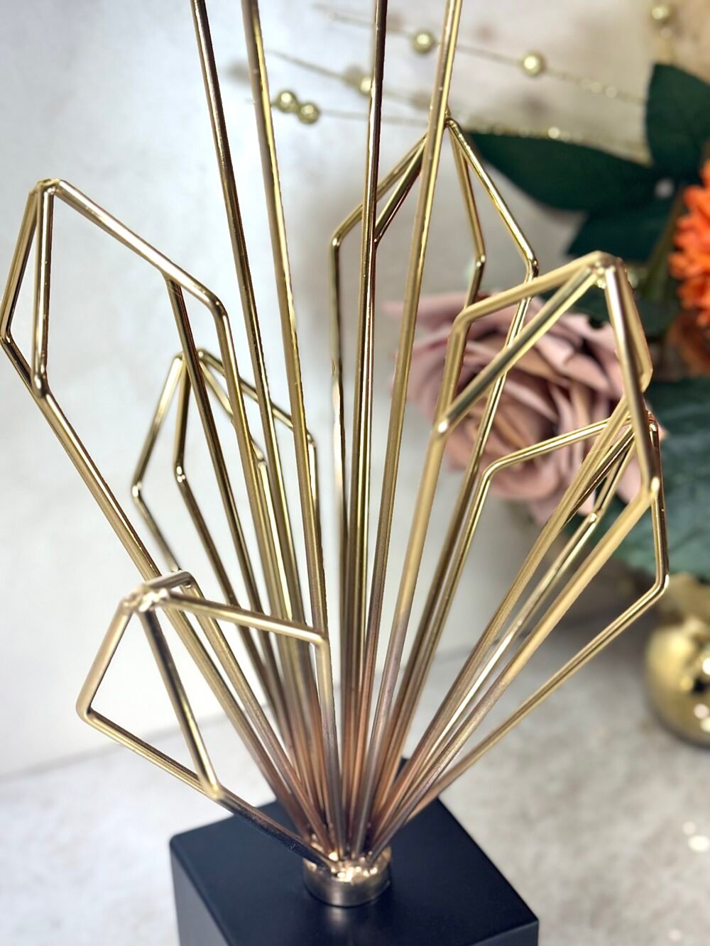 Statue Décorative en Métal Forme Cristal avec Socle Noir – Élément Moderne et Élégant