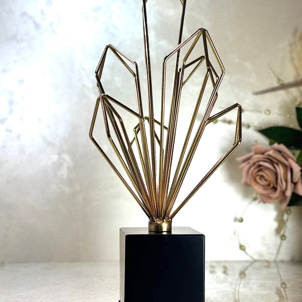Statue Décorative en Métal Forme Cristal avec Socle Noir – Élément Moderne et Élégant