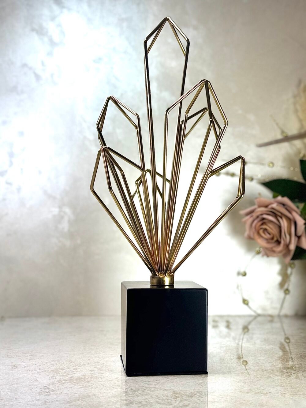 Statue Décorative en Métal Forme Cristal avec Socle Noir – Élément Moderne et Élégant