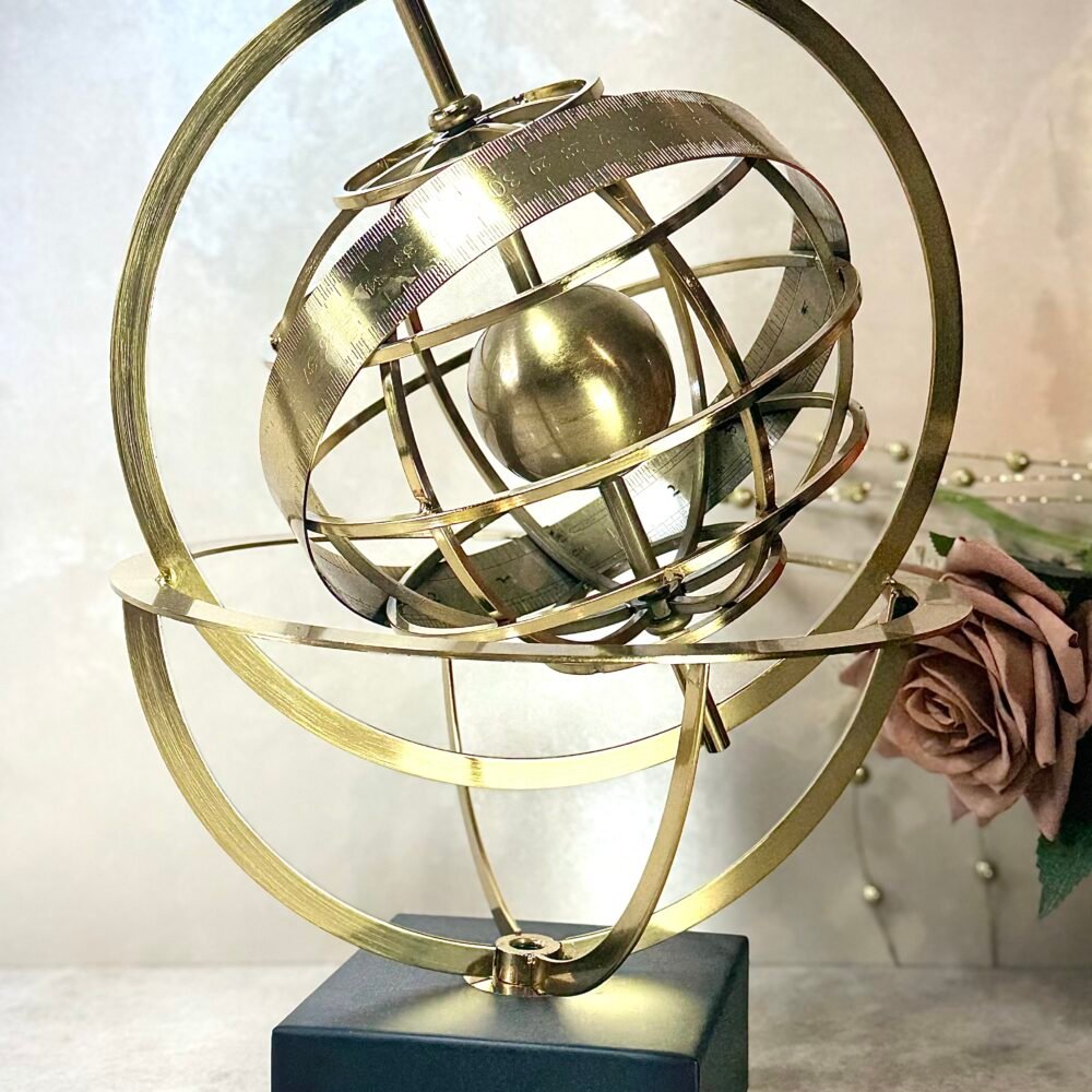Statue Métallique avec Globe Tournant – Design Moderne et Élégant