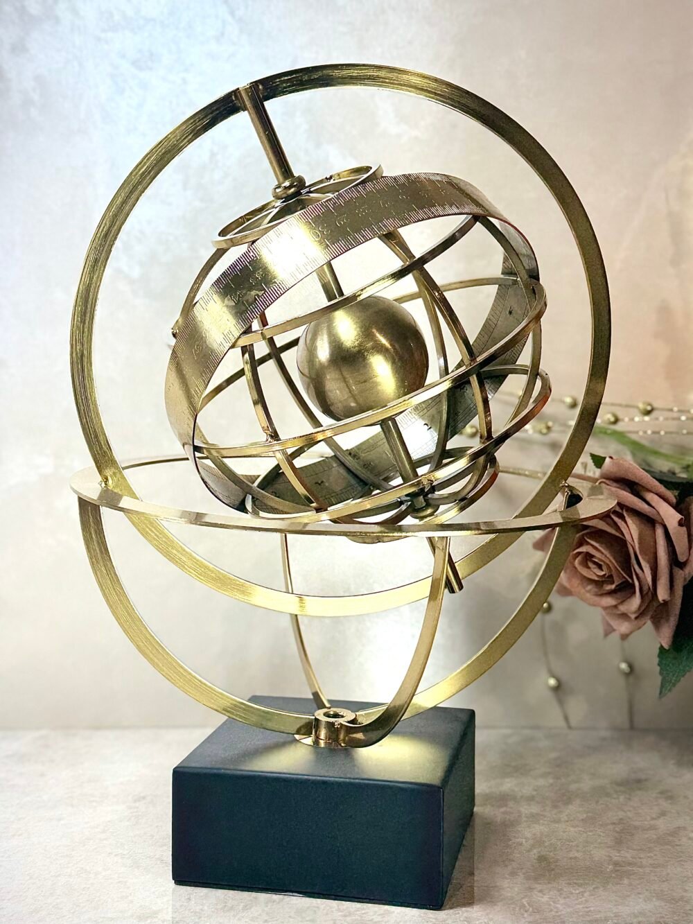 Statue Métallique avec Globe Tournant – Design Moderne et Élégant