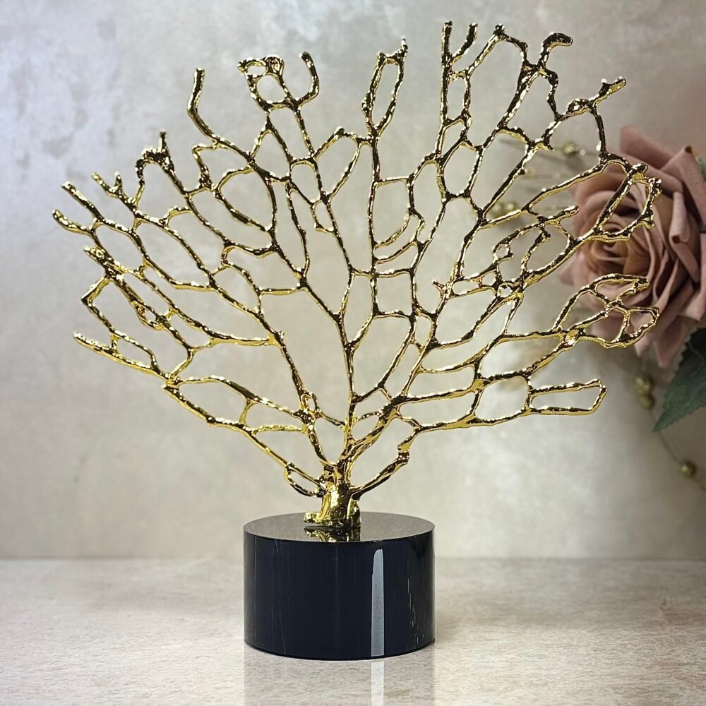 Décoration Arbre Doré avec Base Noire – Élégance Moderne pour Intérieur