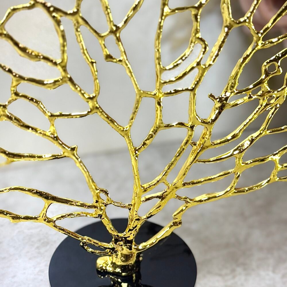 Décoration Arbre Doré avec Base Noire – Élégance Moderne pour Intérieur