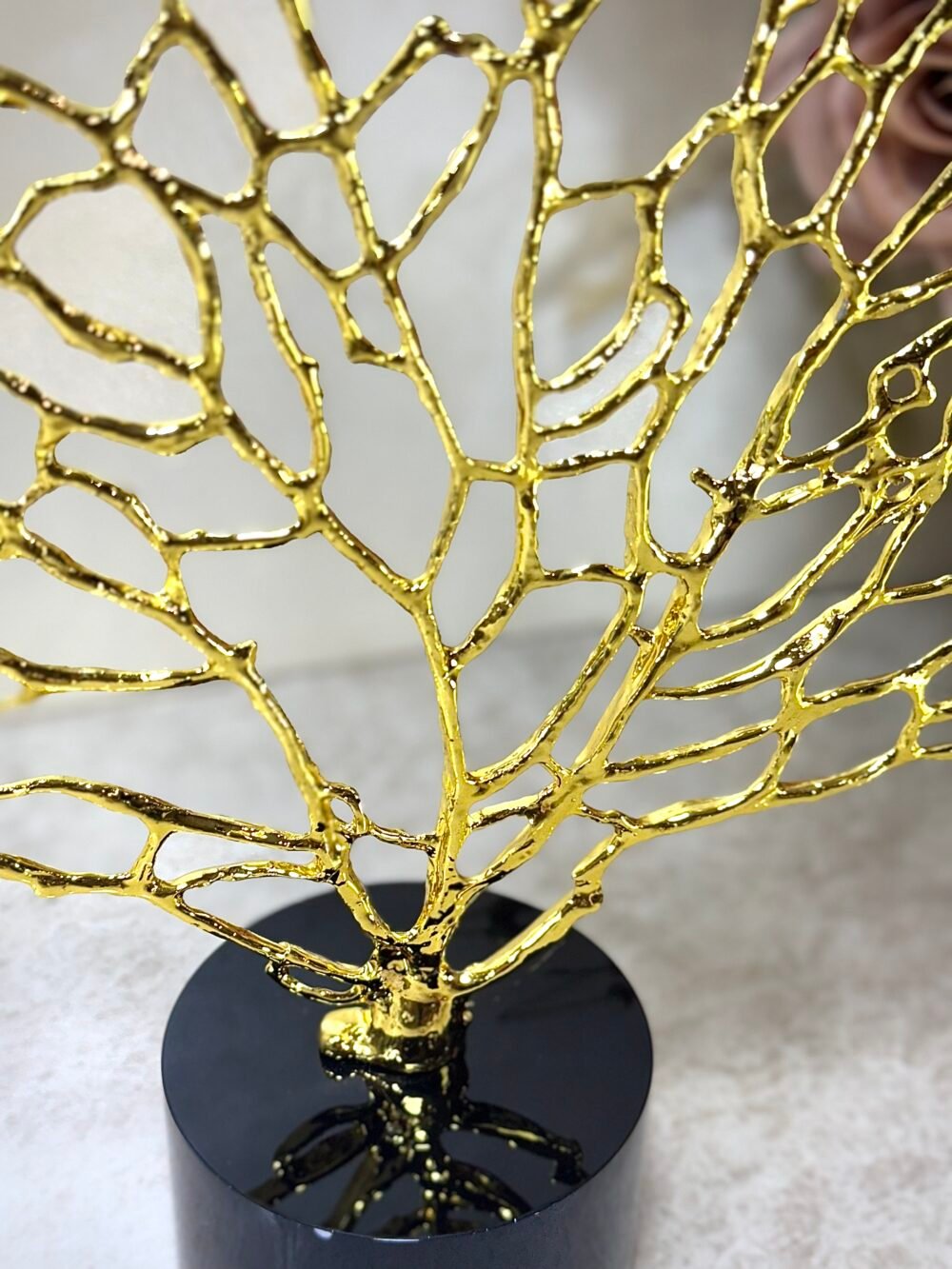 Décoration Arbre Doré avec Base Noire – Élégance Moderne pour Intérieur