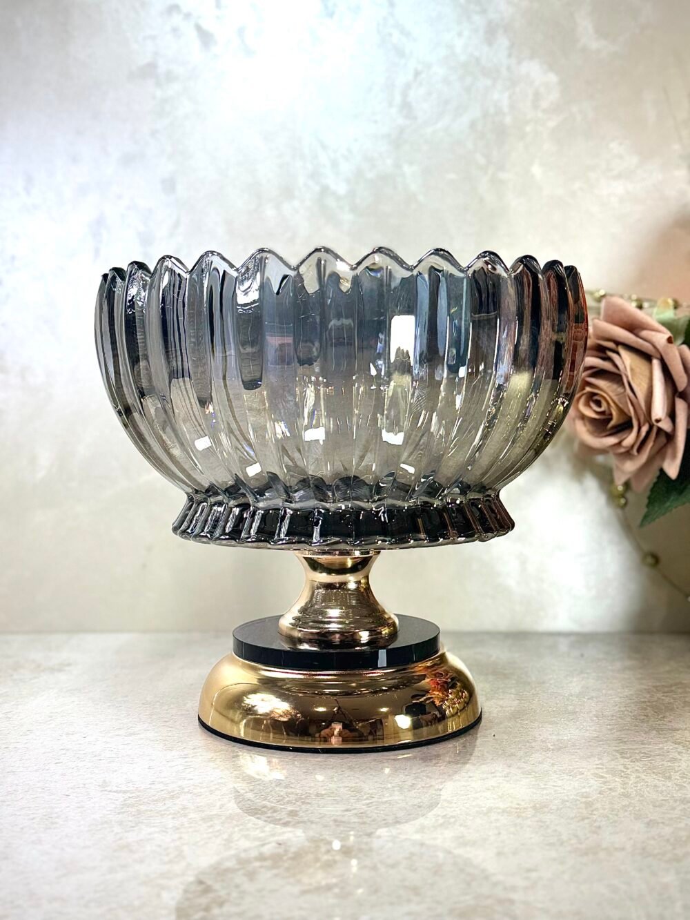 Bol en Verre Gris sur Support Noir et Doré – Design Élégant et Contemporain pour Décoration