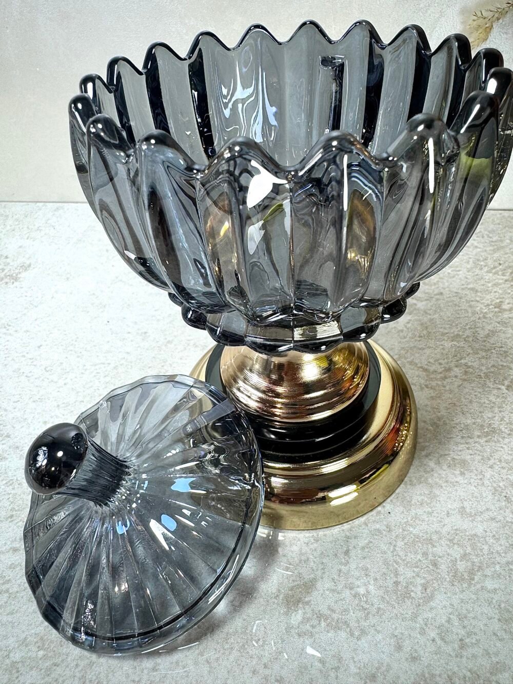 Bonbonnière en Verre Gris Texturé avec Base Noire et Dorée – Élégance Moderne pour Décoration