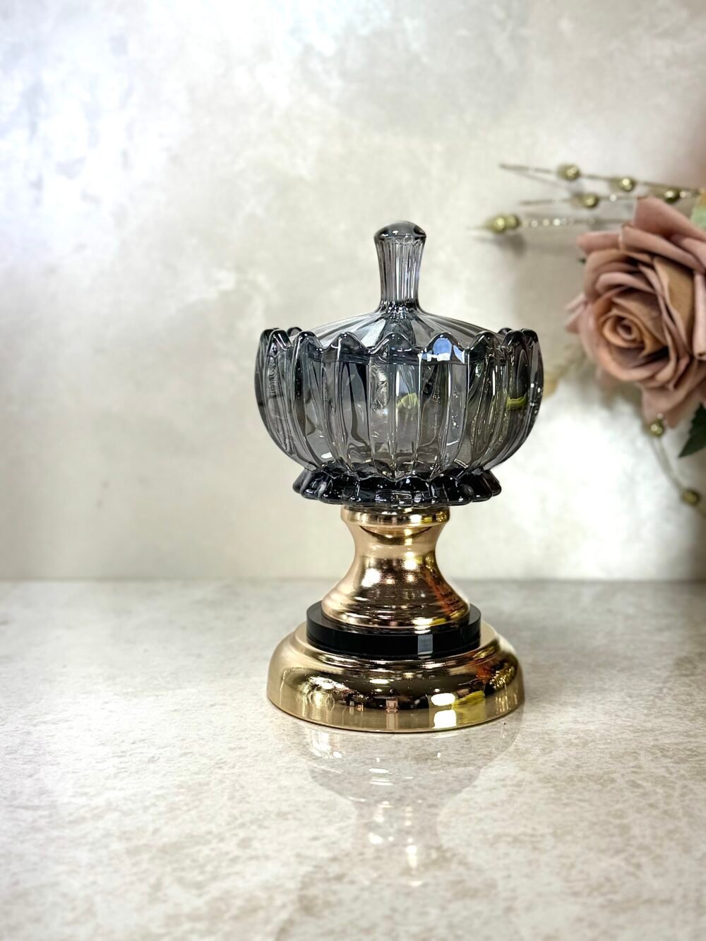 Bonbonnière en Verre Gris Texturé avec Base Noire et Dorée – Élégance Moderne pour Décoration
