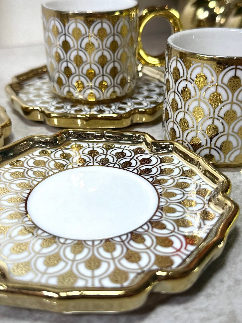 Ensemble de 6 Tasses à Café Blanc et Doré avec Motif Élégant