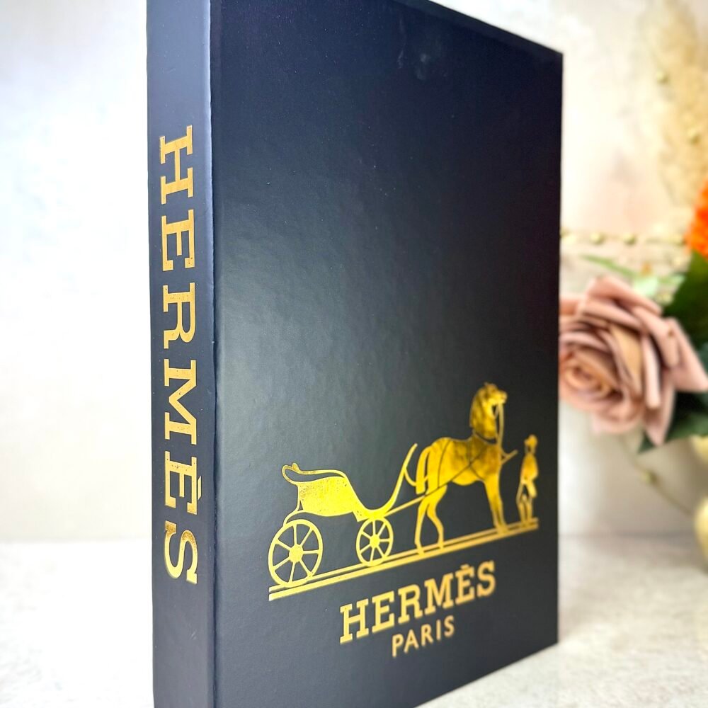 Boîte Décorative Style Livre HERMES Noir avec Lettres Dorées – Élégance et Rangement Pratique