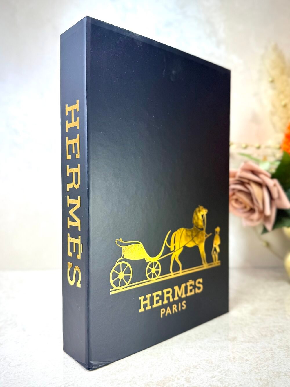 Boîte Décorative Style Livre HERMES Noir avec Lettres Dorées – Élégance et Rangement Pratique