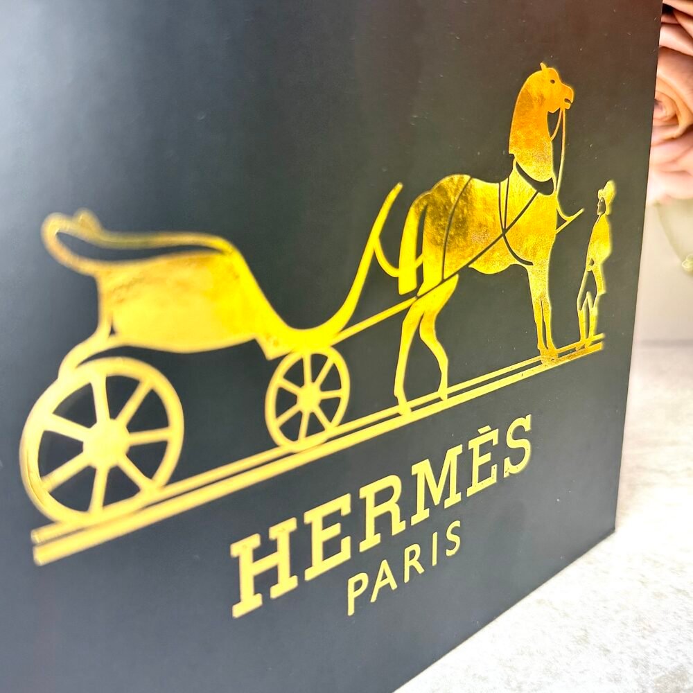 Boîte Décorative Style Livre HERMES Noir avec Lettres Dorées – Élégance et Rangement Pratique