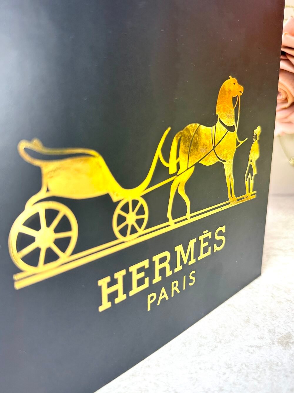 Boîte Décorative Style Livre HERMES Noir avec Lettres Dorées – Élégance et Rangement Pratique