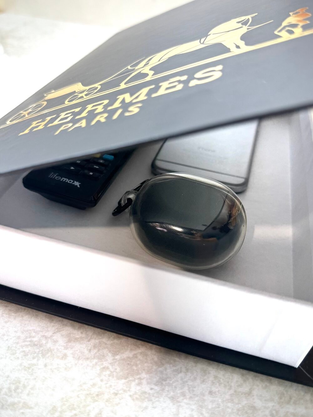 Boîte Décorative Style Livre HERMES Noir avec Lettres Dorées – Élégance et Rangement Pratique