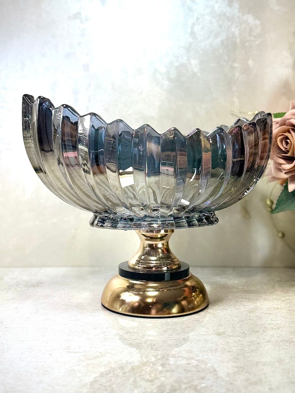 Grand Bol Décoratif Ovale en Verre Gris Texturé avec Base Noire et Dorée – Élégance Moderne pour Intérieur