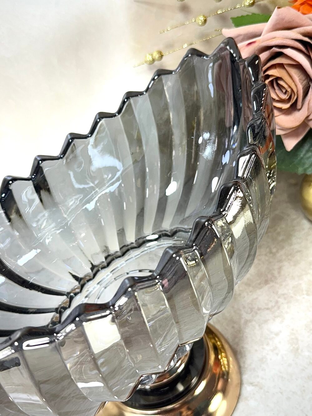 Grand Bol Décoratif Ovale en Verre Gris Texturé avec Base Noire et Dorée – Élégance Moderne pour Intérieur