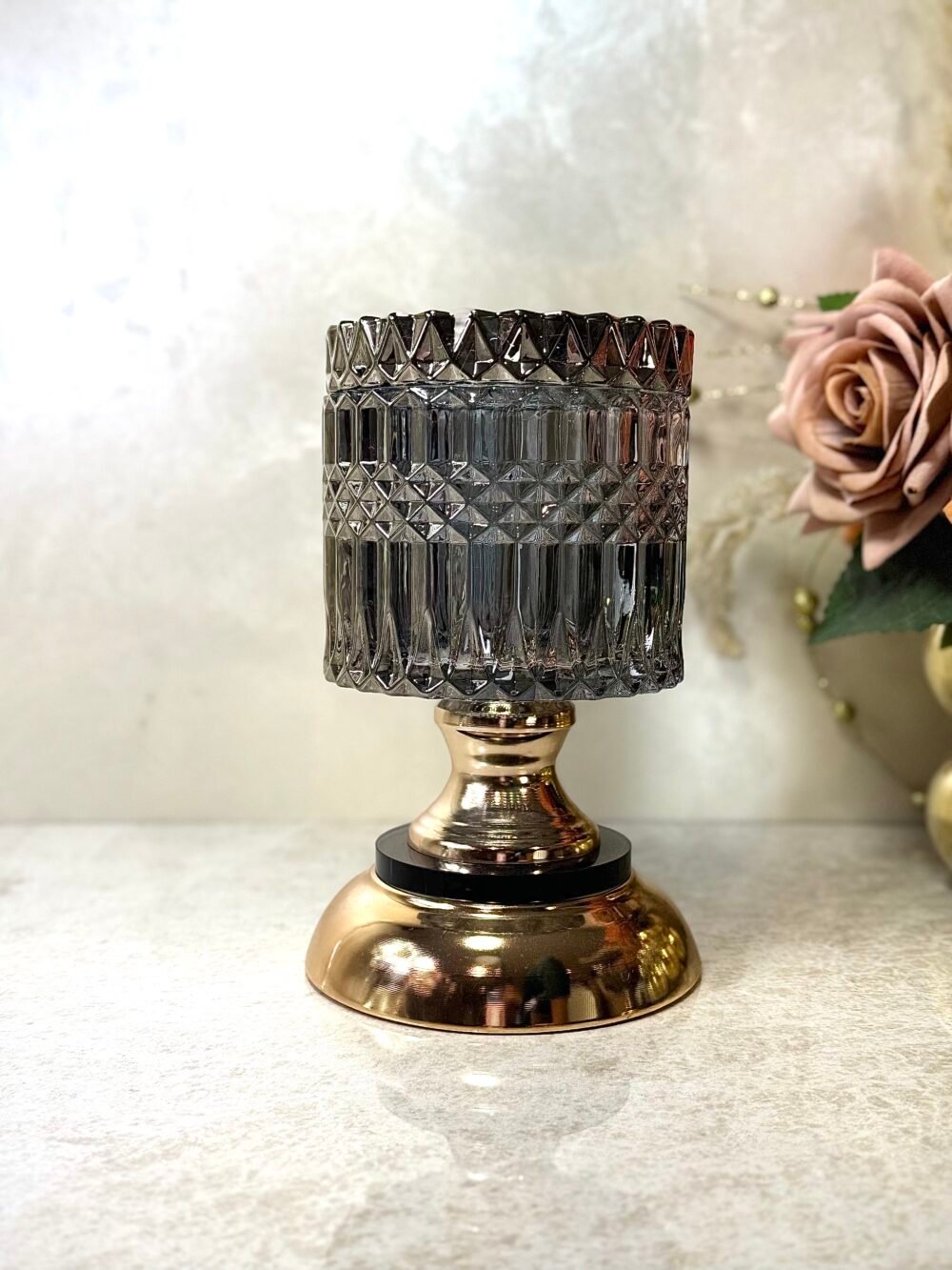 Bonbonnière Cylindrique en Verre Gris Texturé avec Base Noire et Dorée – Élégance Moderne
