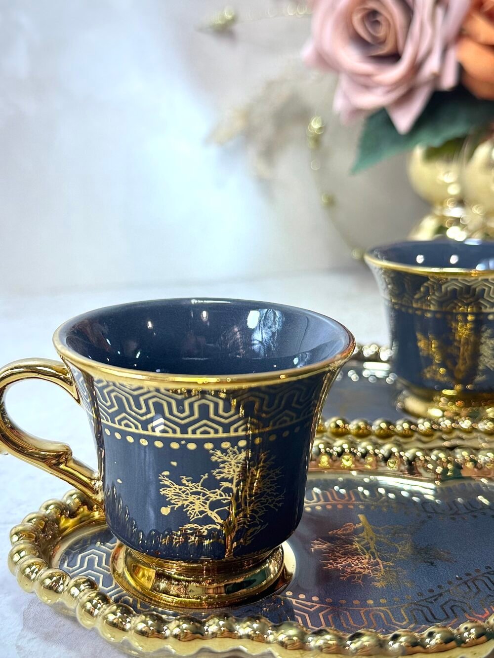 Ensemble de 6 Tasses à Café et Sous-Tasses Longues Gris et Doré – Style Antique Élégant