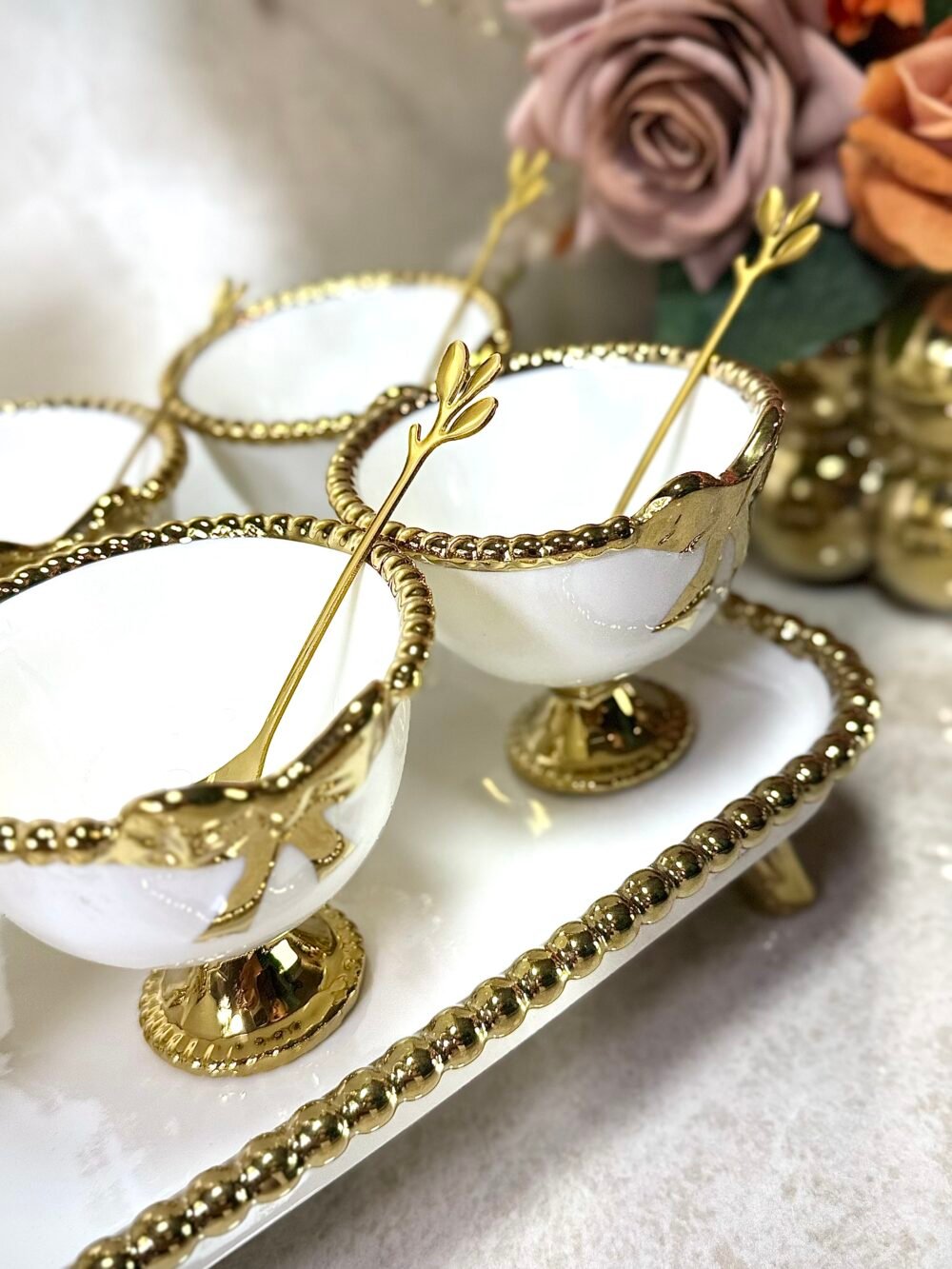Ensemble de 6 Coupes à Glace avec Cuillères sur Plateau Blanc et Doré