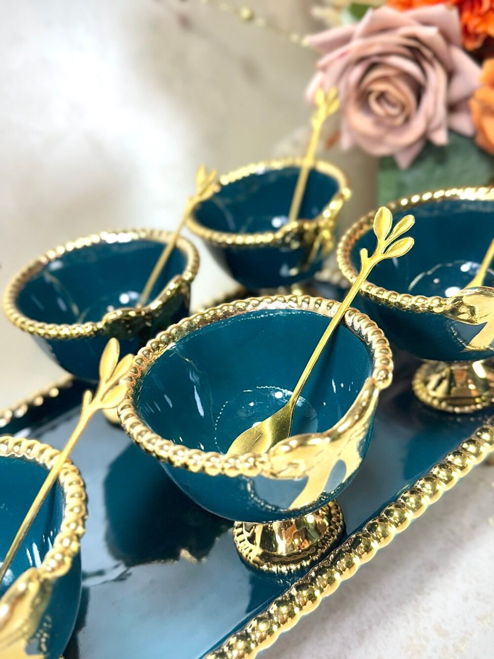 Ensemble de 6 Coupes à Glace avec Cuillères sur Plateau Vert et Doré