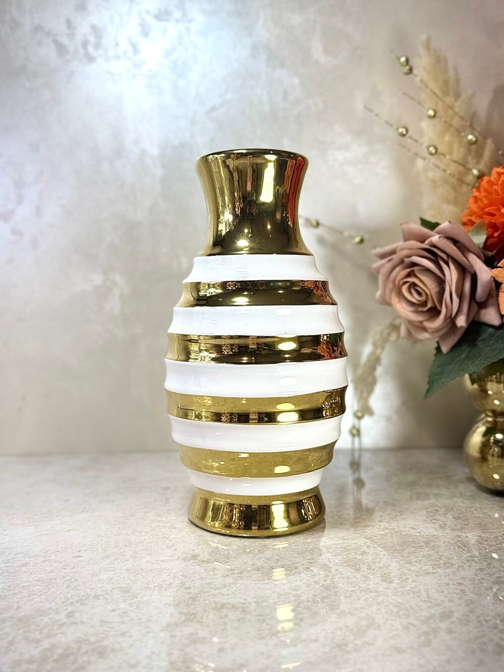 Vase Bouteille Blanc avec Anneaux Dorés – Design Élégant et Moderne