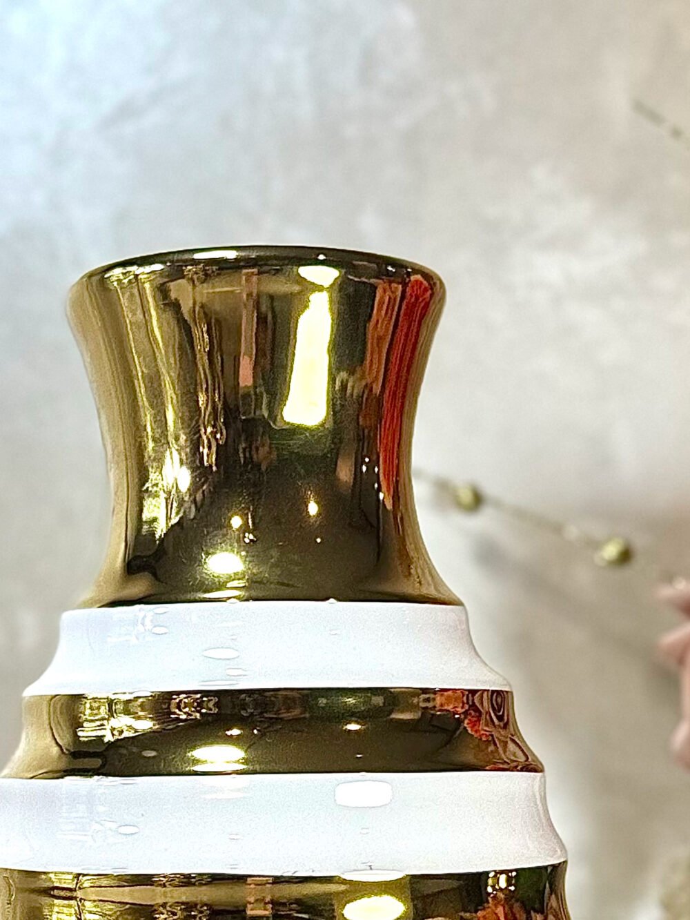 Vase Bouteille Blanc avec Anneaux Dorés – Design Élégant et Moderne