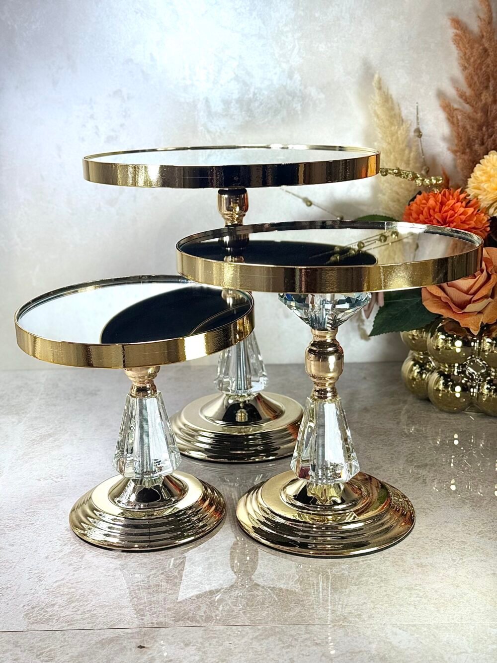 Ensemble de 3 Présentoirs Miroirs Surélevés – Cristal et Doré, Design Élégant