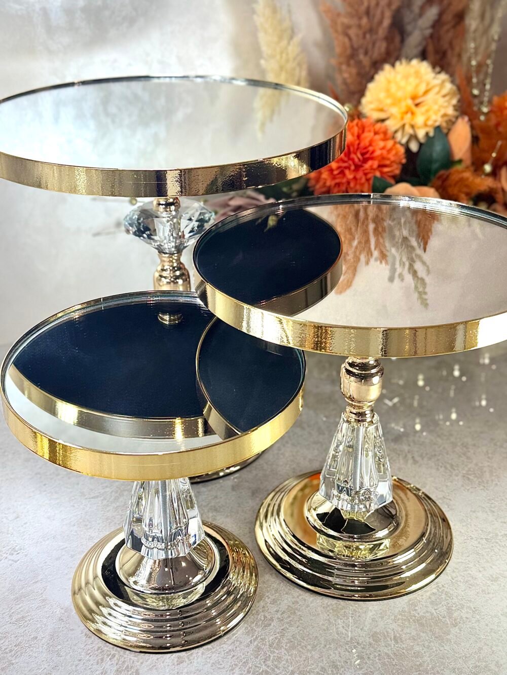 Ensemble de 3 Présentoirs Miroirs Surélevés – Cristal et Doré, Design Élégant