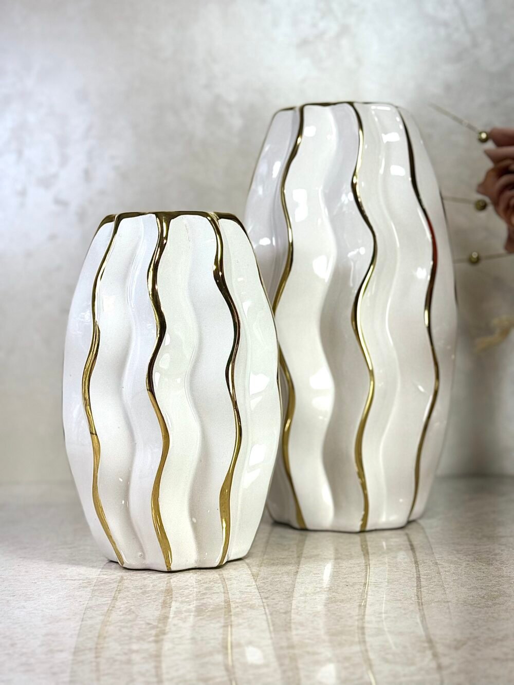 Ensemble de 2 Vases Ovales Ondulés Blancs et Dorés – Pour une Touche Moderne