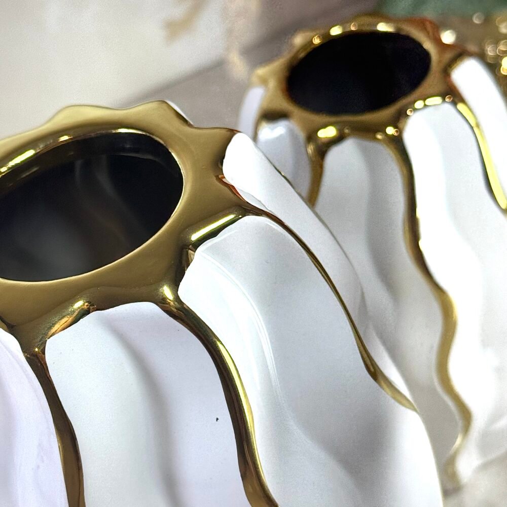 Ensemble de 2 Vases Ovales Ondulés Blancs et Dorés – Pour une Touche Moderne