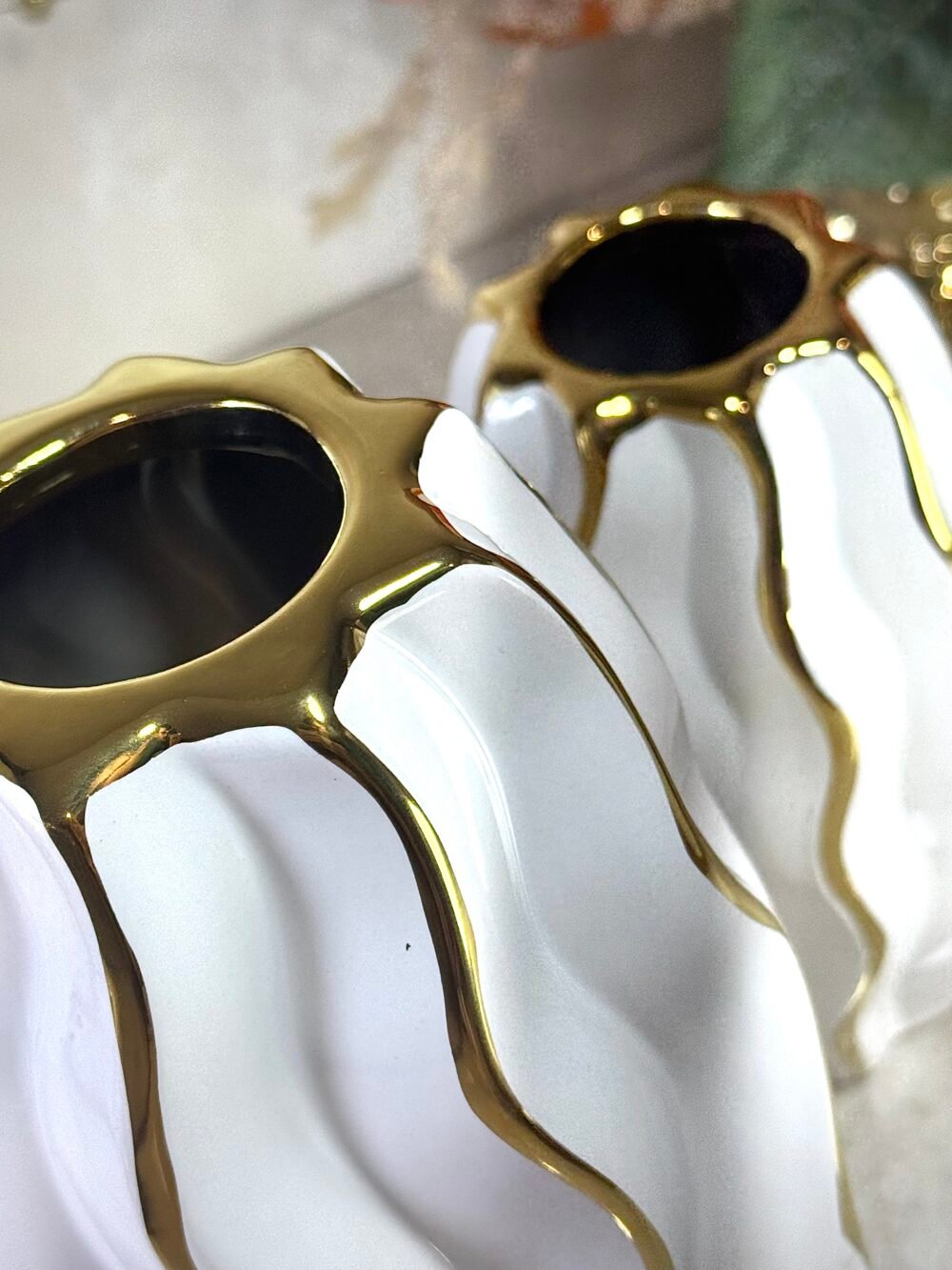 Ensemble de 2 Vases Ovales Ondulés Blancs et Dorés – Pour une Touche Moderne