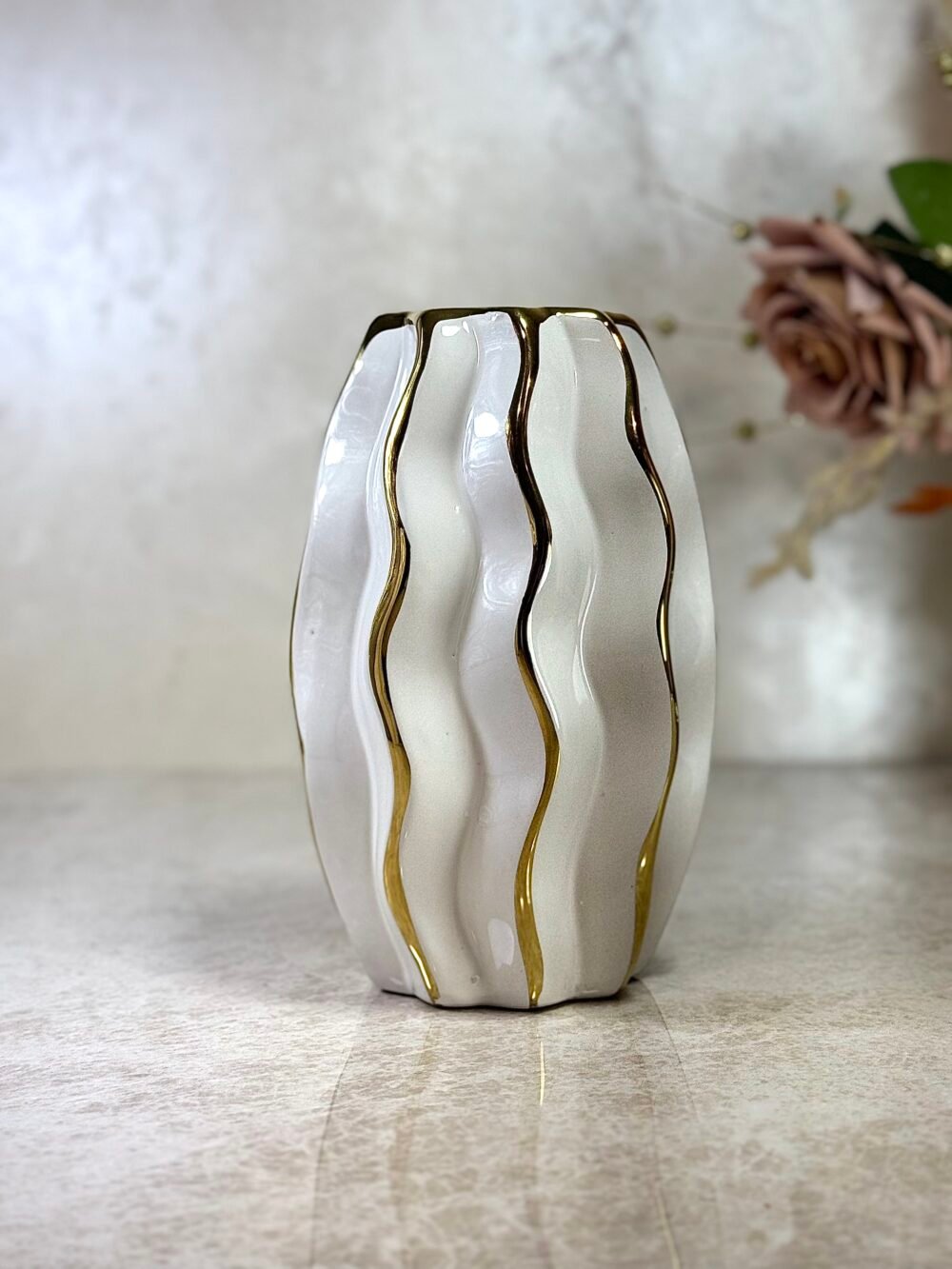 Ensemble de 2 Vases Ovales Ondulés Blancs et Dorés – Pour une Touche Moderne