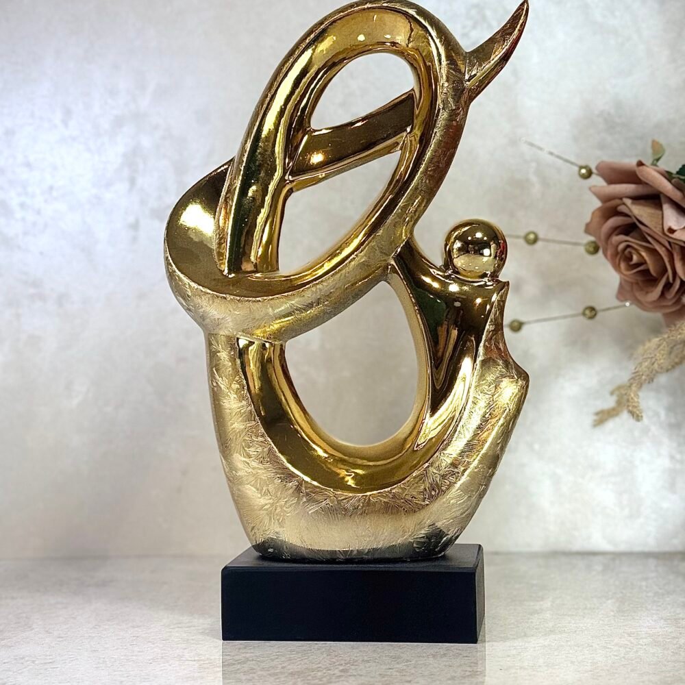 Statue Moderne Élégante Dorée – Forme d'Excellence avec Socle Noir