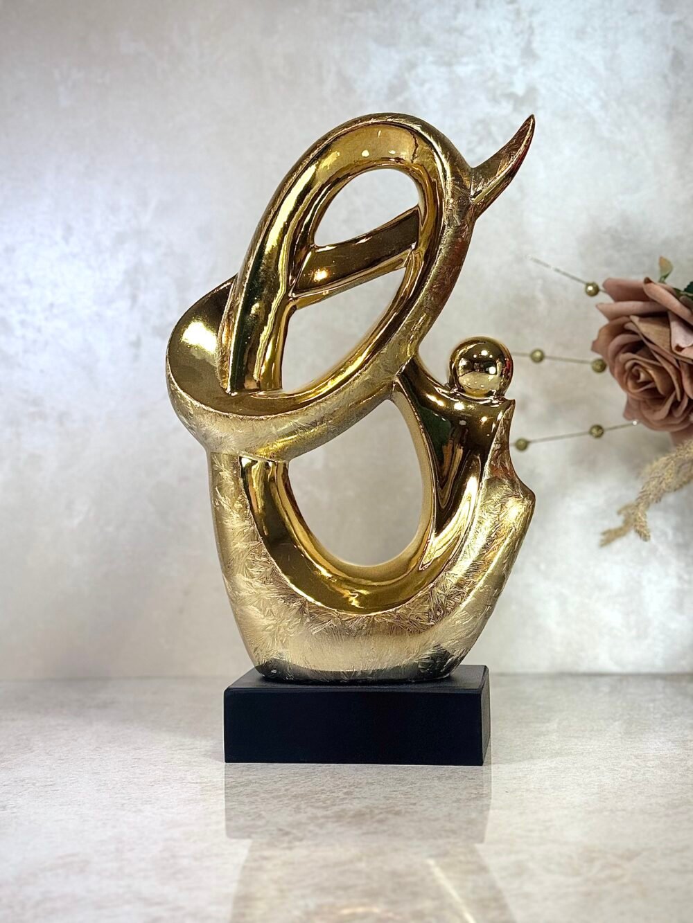 Statue Moderne Élégante Dorée – Forme d'Excellence avec Socle Noir