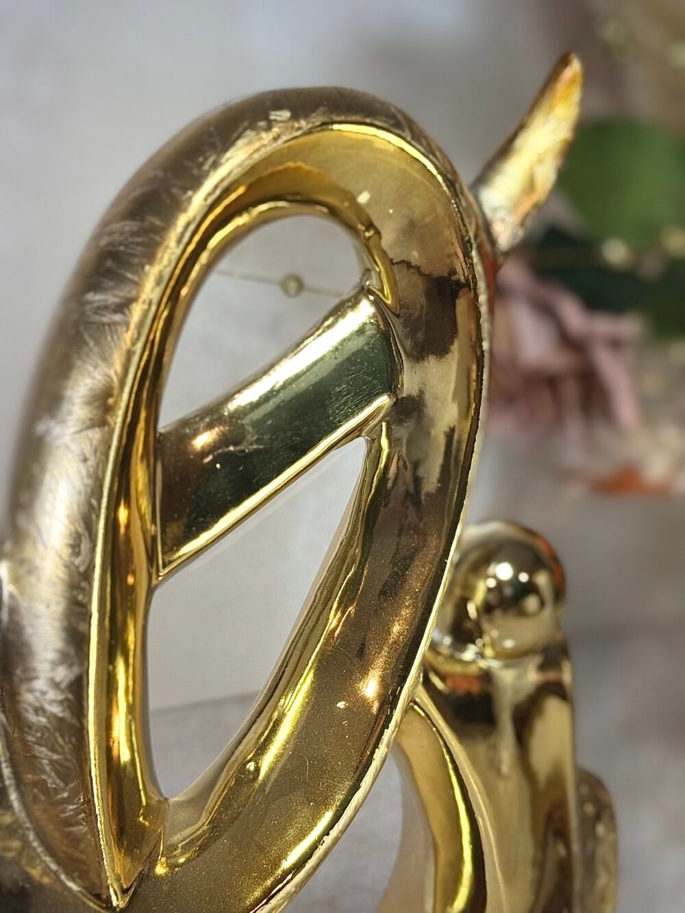 Statue Moderne Élégante Dorée – Forme d'Excellence avec Socle Noir