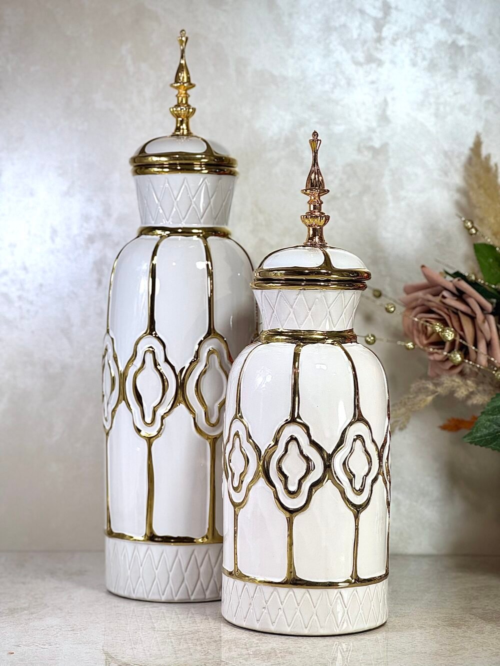 Ensemble de 2 Urnes Décoratives Cylindriques Blanches avec Lignes Dorées – Style Traditionnel