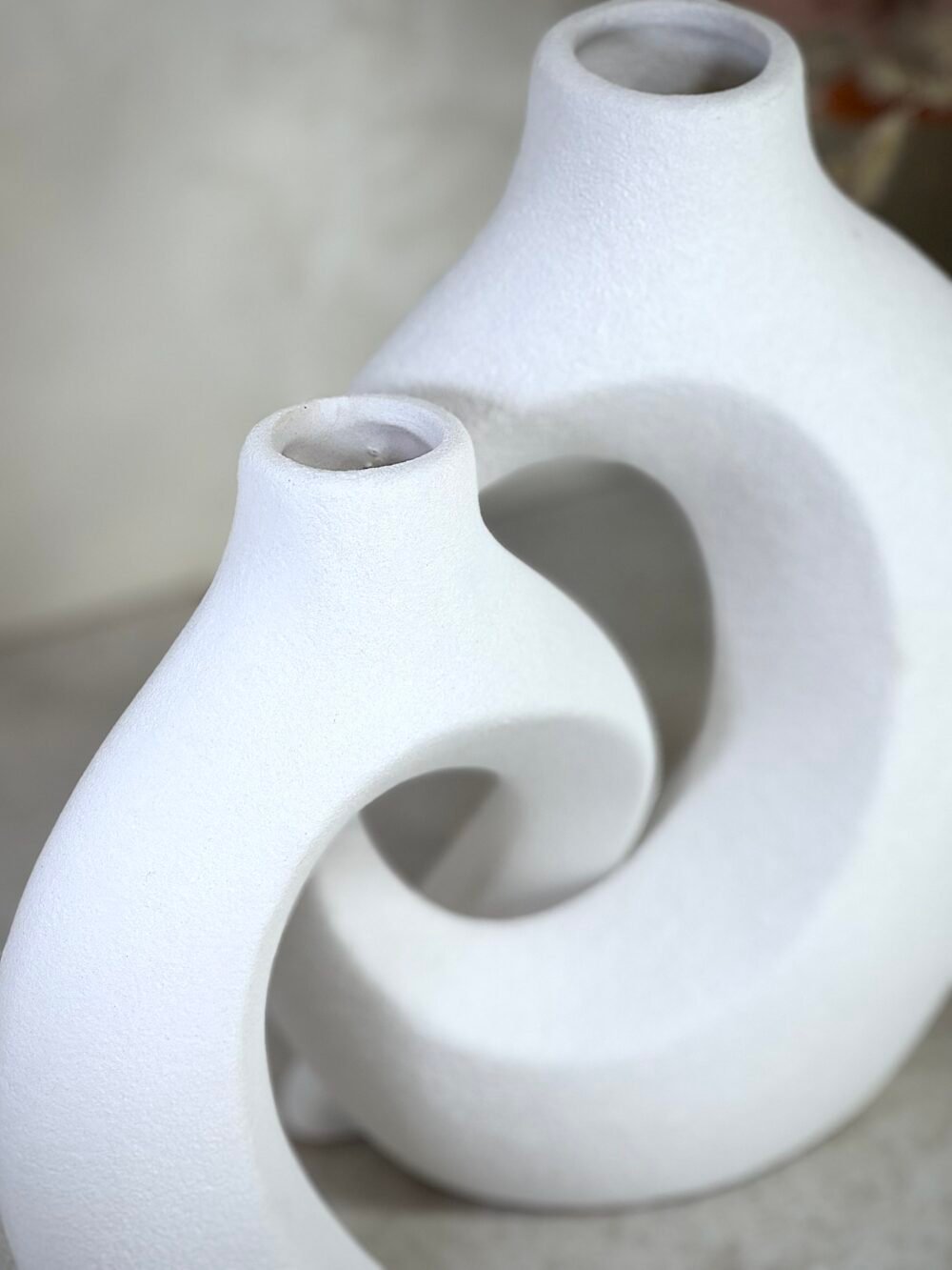 Ensemble de 2 Vases Entrelacés Blancs – Design Abstrait et Moderne Élégant