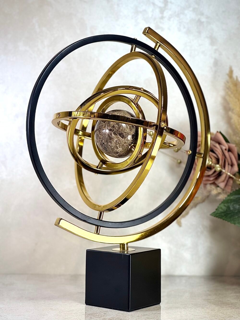 Statue Métallique Globe Spinning Noir et Doré avec Boule en Marbre