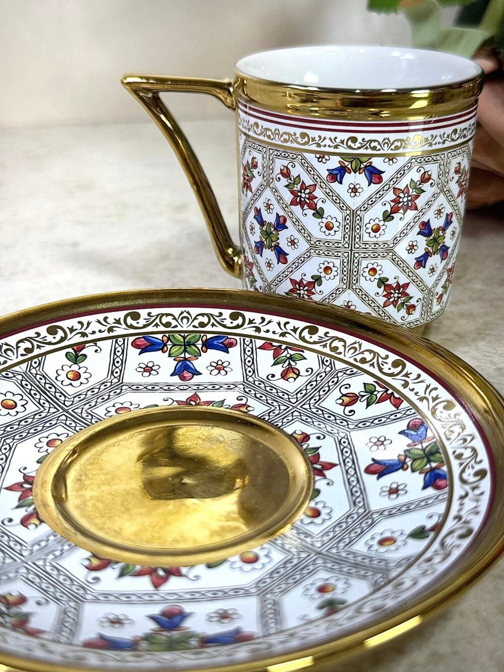 Ensemble de 6 Tasses et Sous-Tasses Antiques – Blanc avec Motif Roses