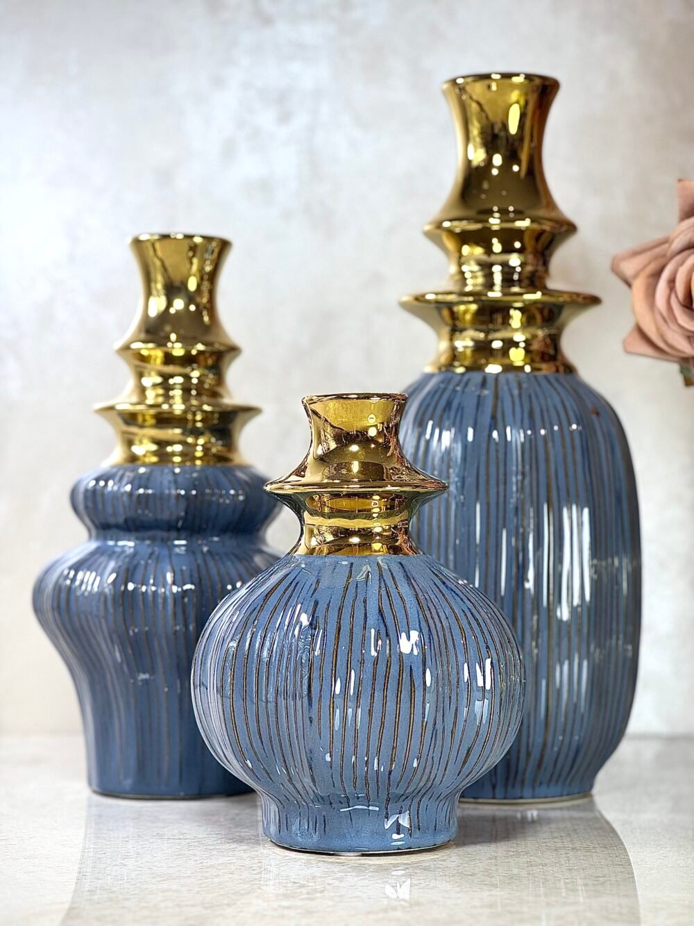 Ensemble de 3 Vases Bouteille Ondulés – Bleu et Doré, Élégance Moderne