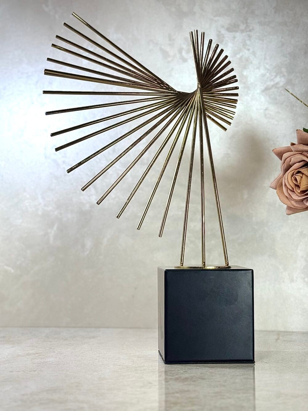 Statue Métallique Élégante Noire et Dorée – Rayons de Soleil Design Moderne pour Décoration Contemporaine