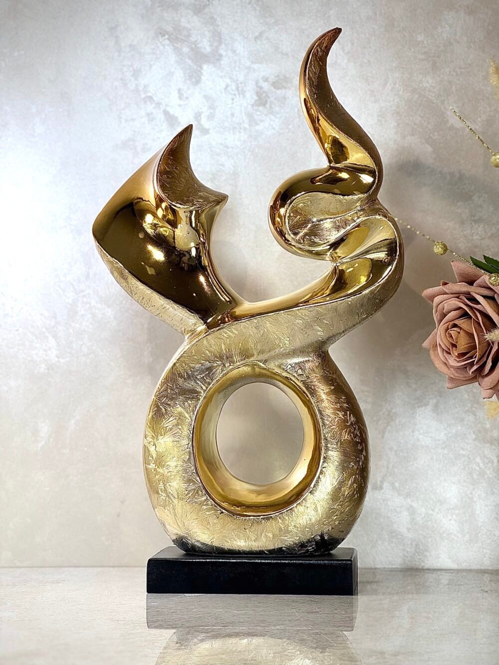 Statue Moderne Élégante Dorée avec Socle Noir