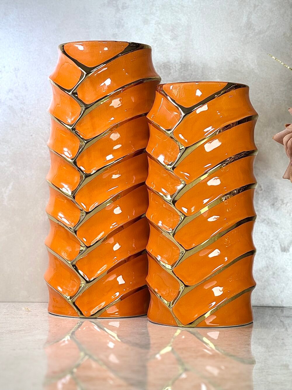 Ensemble de 2 Vases Cylindriques Orange et Doré – Motifs en Arcs et Design Moderne